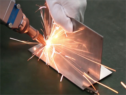 Handheld laser welding machines are also divided into air-cooled and water-cooled