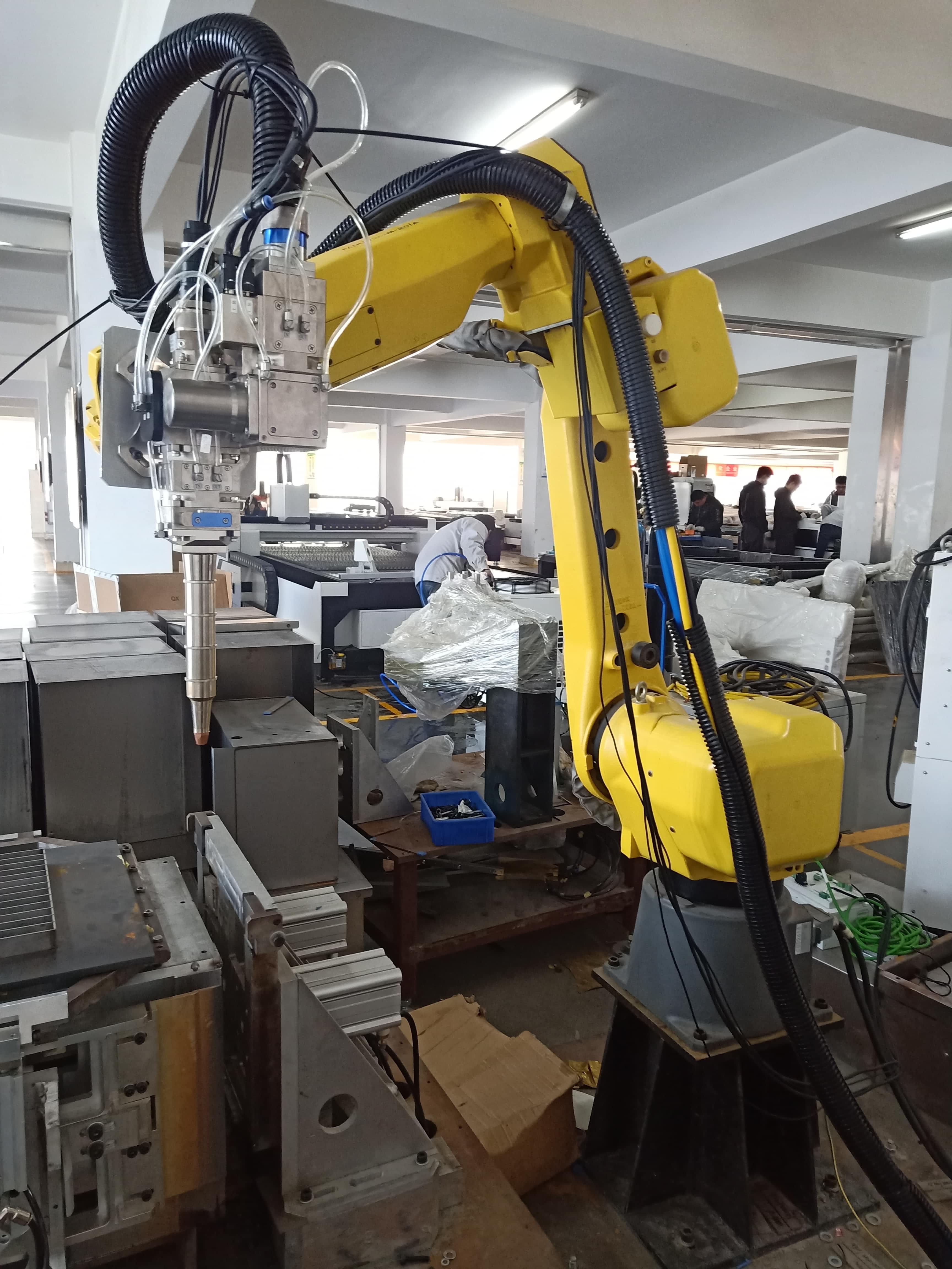 1500W 2000W 3000W Automatic 6 Axis Robot Arm Fiber Laser Robotic Welding Machine For Corner Welding